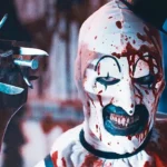 Scena iz filma Terrifier 3 s brutalnim prikazom horor scena.