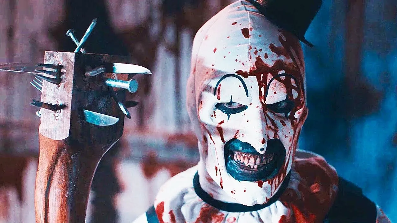 Scena iz filma Terrifier 3 s brutalnim prikazom horor scena.